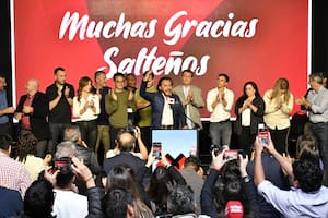 Gustavo Sáenz, gobernador de Salta, festeja el triunfo en el búnker partidario