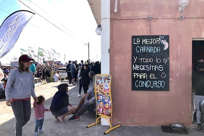 Gustavo Salguero, de 41 años, vendió la carnada al ganador y le dio consejos de pesca; trajo a su comercio, para probar en este certamen, langostinos de un criadero de Ecuador