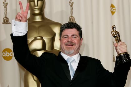 Gustavo Santaolalla en 2006, con su Oscar a la mejor música original por Secreto en la montaña