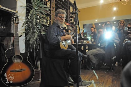 Gustavo Santaolalla en la presentación de sus vinos de bodega Cielo y Tierra en Goulu.