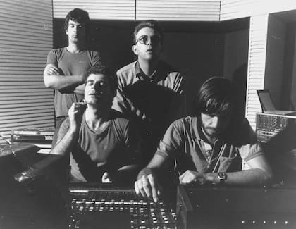 Gustavo Santaolalla y Gauvry en la consola; momentos de inspiración