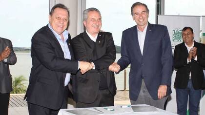 Gustavo Santos, Hugo Passalacqua y Humberto Schiavoni firmaron el acuerdo en el Club de Río, de San Ignacio