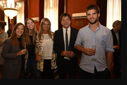 Gustavo Scaglione junto a su esposa, Josefina Daminato, y sus hijos que también participan de los negocios familiares