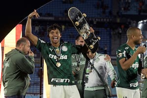 El "golpe demoledor” de Pitana al héroe de Palmeiras y el festejo de la Libertadores en... patineta