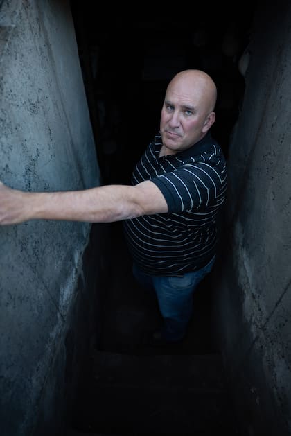 Gustavo Schiavi en el acceso a su cava.