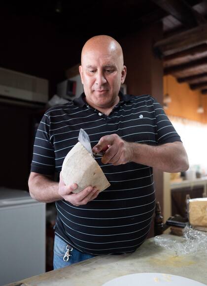 Gustavo Schiavi, sólo recibe en su cava a quien llega recomendado por el boca a boca e interesado en sus quesos.