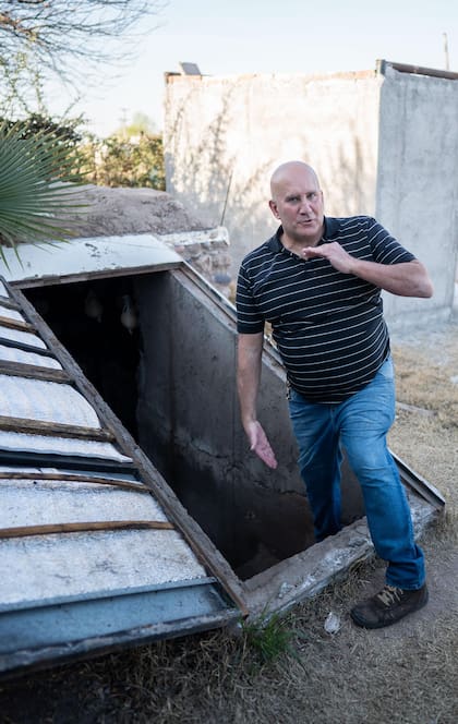 Gustavo Schiavi y su cava, en el patio de su casa en Mendoza.