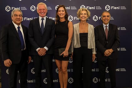 Gustavo Sevlever (director de Investigación y Docencia de Fleni), Francisco De Narváez, Carolina Klemencic, Paula Di Tella (presidenta de Fleni) y el doctor Claudio Pensa (director médico de Fleni) conversaron antes de la función.