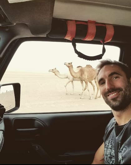 Gustavo Smidt en el desierto, en Dubai