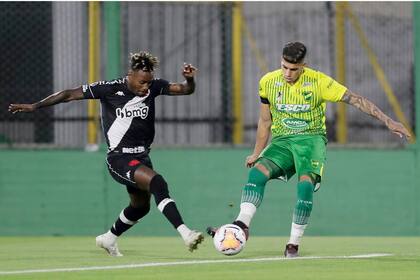 Adonis Fras y el colombiano Gustavo Torres en la noche de Florencio Varela; el estadio del Halcn, el primero en recibir un partido tras la muerte de Diego Maradona