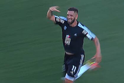 Gustavo "Tortuga" Fernández festeja su gol, que le dio el ascenso a Deportivo Riestra a la primera división