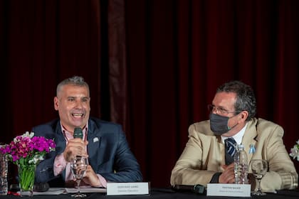 Gustavo Uano, director del Instituto Nacional del Teatro, con el ministro de Cultura de la Nación, Tristán Bauer, durante la presentación del encuentro federal que tuvo lugar en el Cervantes