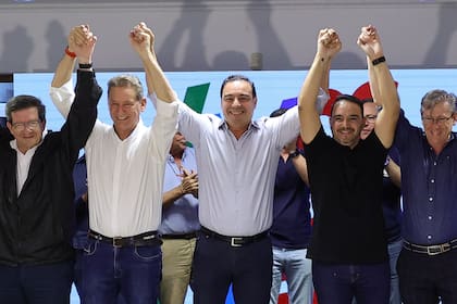 Gustavo Valdés, gobernador de Corrientes, celebra el triunfo de Provincias Unidas en su distrito.