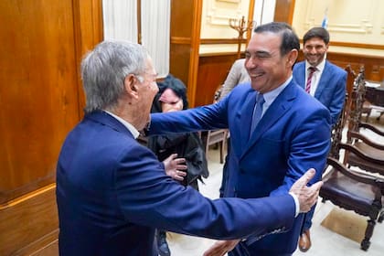 Gustavo Valdés, gobernador de Corrientes, junto a Juan Schiaretti y Maximiliano Pullaro