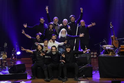 Gustavo y el equipo en la Gira Asia-Europa, 2024