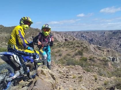 Gustavo y Mariela, en una de sus excursiones en moto