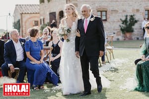 Gustavo Yankelevich, de impecable traje, acompañó a María Toscana al altar. El productor de televisión conoció a la hija de su pareja cuando ella tenía 7 años y desde entonces mantienen una relación muy cercana.
