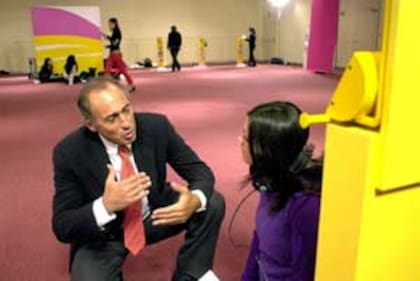 Gustavo Yankelevich dialoga con una de las aspirantes a participar en "Popstars"