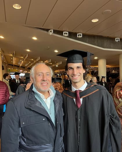 Gustavo Yankelevich, junto a Franco, el día que el joven finalizó sus estudios en Londres (Foto: Instagram @gustavoyankelevichok)