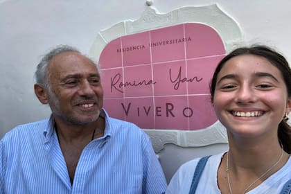 Gustavo Yankelevich y Azul Giordano, padre e hija de Romina Yan, junto a la placa que lleva el nombre de la actriz en la nueva residencia universitaria de Corrientes