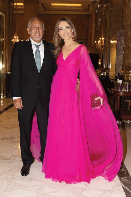 Gustavo Yankelevich y Rossella della Giovampaola, infaltables en la noche de Fundaleu. Siempre elegante, la socialité sobresalió con un espectacular diseño de Valentino con mangas transparentes que caían en forma de capa, clutch de la misma firma y zapatos Aquazzura