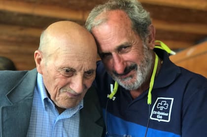 Gustavo Zerbino (derecha), sobreviviente de la tragedia, junto a Sergio Catalán, el arriero que fue fundamental para salvar la vida de los accidentados