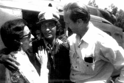 Gustavo Zerbino cuando recién bajó del helicóptero después de haber pasado 72 días en el Volcán Tinguiririca, en Chile, el sitio en el que el avión en que viajaba colisionó hace 50 años