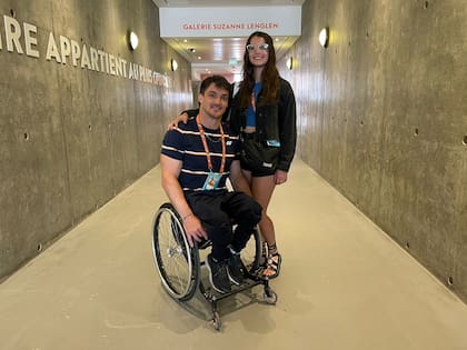 Gusti Fernández y su esposa, Flor Tagliaferro, en los pasillos del estadio Suzanne-Lenglen, de Roland Garros