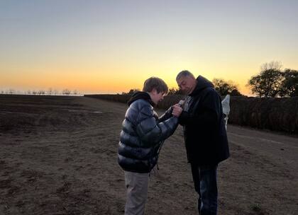 Gutiérrez junto a Eusebio, su nieto de 12 años, el día de la plantación de los árboles