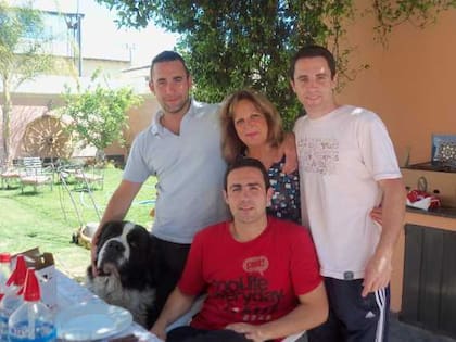 Gutiérrez junto a sus tres hijos