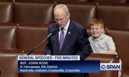 Guy de 6 años acompañó a su padre al trabajo y se llevó todas las miradas