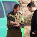 Cómo los rehenes fueron trasladados de Gaza a los brazos de sus familiares y la demostración de fuerza de Hamas