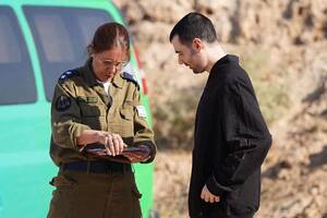Guy Gilboa-Dalal, uno de los rehenes liberados, en una base militar israelí