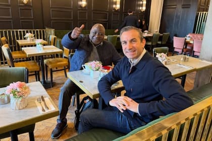 Guy Goma junto al productor de BBC News que fue responsable de la gran confusión, Elliot Gotnike