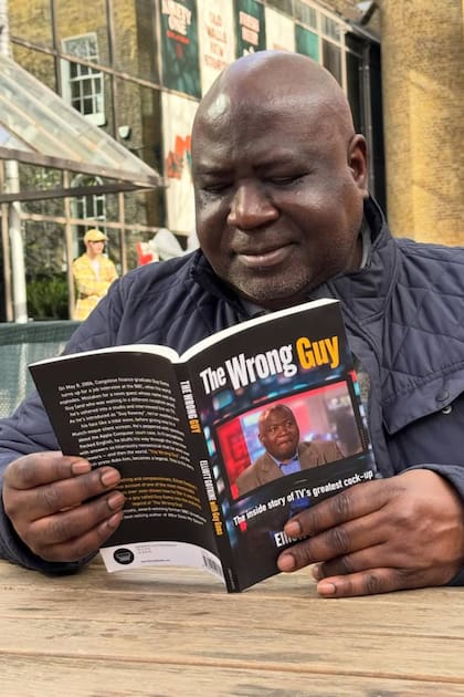 Guy Goma lee un libro sobre el incidente jocoso que protagonizó en vivo, por la BBC News de Londres, el 8 de mayo de 2006