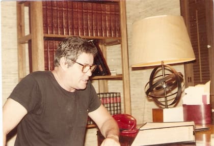 Guy Williams en su departamento ubicado en el barrio porteño de la Recoleta