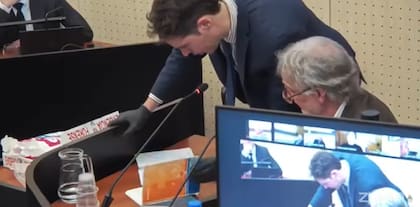 Guyot mira uno de los cuadernos que le exhibe el tribunal