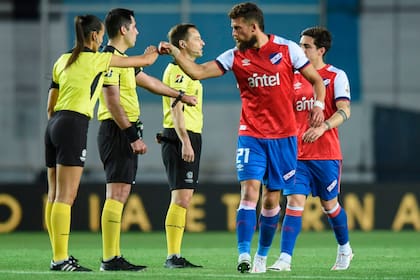 Guzmán Corujo, defensor de Nacional, saluda a la argentina Mariana de Almeida en el partido contra Racing por la Libertadores
