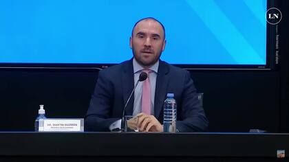 Guzmán dijo que "no habrá salto devaluatorio" y que el programa durará dos años