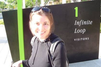 Guzmán en 2008, cuando hacía la pasantía en Apple para crear los primeros emojis de la compañía