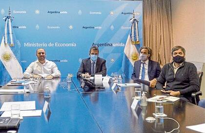 Guzmán, Massa, Cafiero y Máximo Kirchner, el lunes a la noche, cuando se juntaron para apoyar la reforma jubilatoria