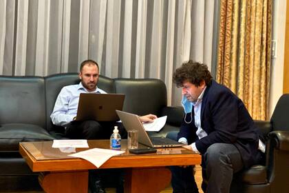 Guzmán y Chodos trabajan en la madrugada del Palacio de Hacienda