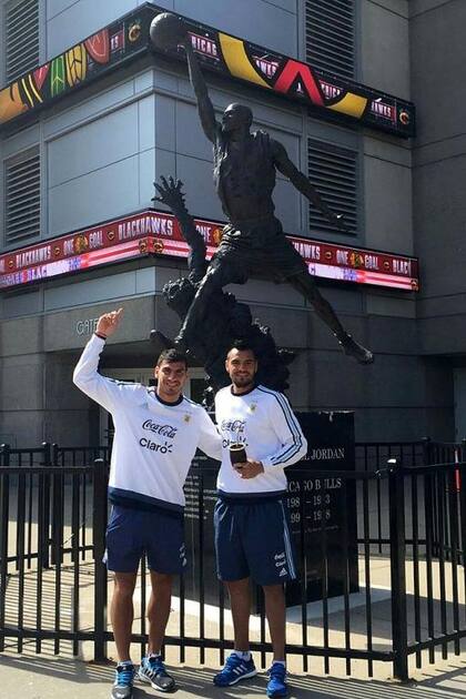 Guzmán y Romero, junto a la estatua de Jordan