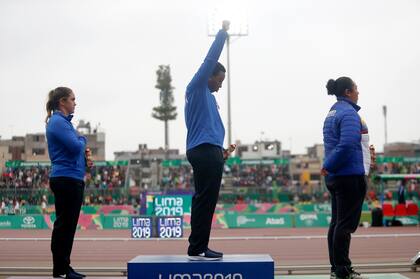 Gwen Berry, medalla de oro, la lanzadora estadounidense que también se manifestó contra Trump