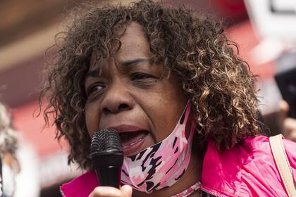 Gwen Carr, la madre de Eric Garner, habla con un grupo de personas reunidas fuera de Cup Foods, donde George Floyd fue asesinado bajo custodia policial, el 28 de mayo de 2020 en Minneapolis, Minnesota
