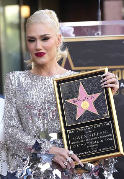 Gwen Stefani posó con la placa que reconoce su trayectoria dentro de la industria musical