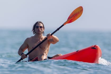 Brad Falchuk, la pareja de Gwyneth, también es amante de los deportes y la vida sana. En su estadía en México lució su trabajado cuerpo mientras practicaba kayak