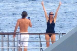 Gwyneth Paltrow durante sus últimas vacaciones.
Photo © 2024 Backgrid UK/The Grosby Group
*PREMIUM EXCLUSIVE*
Portofino, September 22, 2024.
The American Actress Gwyneth Paltrow and husband Brad Falchuk take in the warm Autumn sunshine where they were seen chilling out on board Steven Spielberg's lavish yacht during their holiday in Portofino. Gwyneth donned her black swimsuit as she took a dip in the sea, bathing with Spielberg's partner Kate Capshaw as Gwyneth took in the scenery showing a little PDA with a few loving hugs with her American television writer and director, Falchuk.
***
La actriz estadounidense Gwyneth Paltrow y su marido Brad Falchuk disfrutan del cálido sol otoñal, donde fueron vistos descansando a bordo del lujoso yate de Steven Spielberg durante sus vacaciones en Portofino. Gwyneth se puso su traje de baño negro mientras se daba un chapuzón en el mar, bañándose con la pareja de Spielberg, Kate Capshaw, mientras Gwyneth disfrutaba del paisaje mostrando un poco de afecto en público con algunos abrazos cariñosos con su guionista y director de televisión estadounidense, Falchuk.