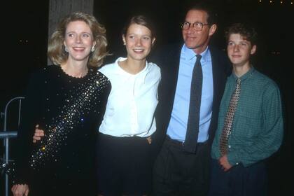 Gwyneth Paltrow junto a su madre Blythe Danner, su hermano Jake y su padre Bruce, cuyo fallecimiento en 2002 motivó a la actriz a concebir un sitio lifestyle con foco en la vida saludable