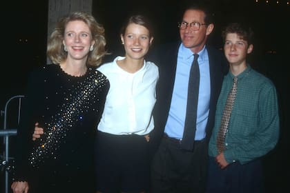Gwyneth junto a su madre, Blythe Danner, su padre, Bruce Paltrow, y su hermano menor